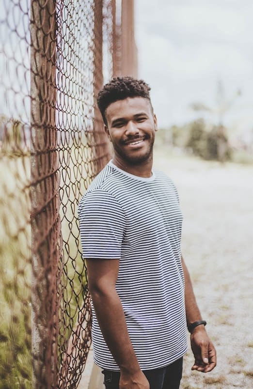 Jeune homme afro souriant